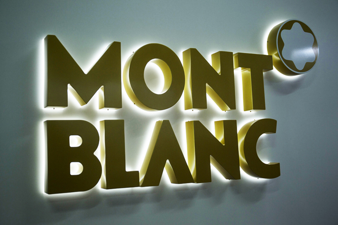 LED發(fā)光字標(biāo)牌從遠(yuǎn)處看變得更為低調(diào)、去裝飾化，近距離觀察起來時(shí)卻如珠寶一般華麗